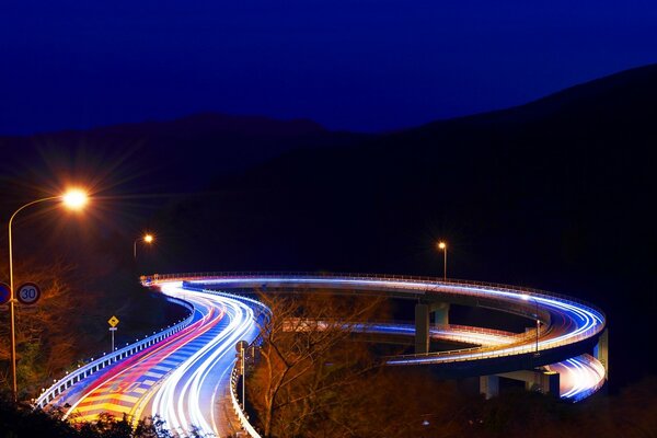 Japanische Brücke leuchtet nachts mit Laternen