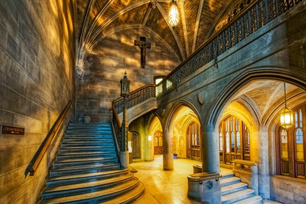 Église avec arches. escalier vers le haut