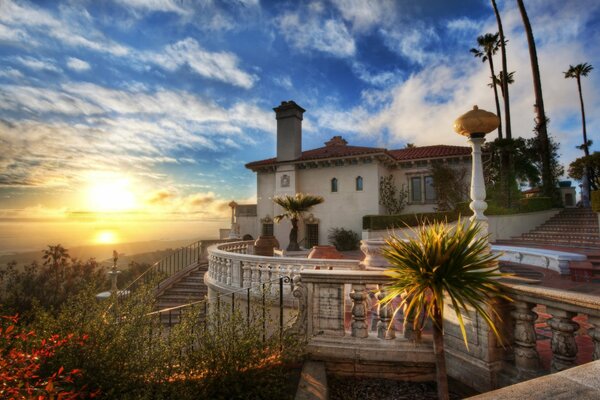 Schloss am Meer bei Sonnenaufgang