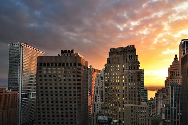 Sonnenuntergang und Wolken über den Gebäuden von Manhattan New York