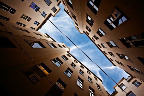 Blick auf den Himmel vom Brunnen der Gebäude