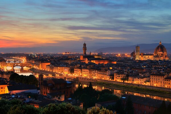 Tramonto in una bellissima città notturna