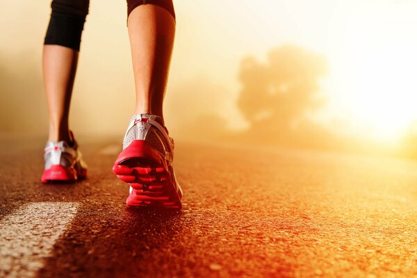 La ragazza in bellezza fa jogging