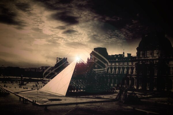 Lignes de la pyramide du Louvre au soleil