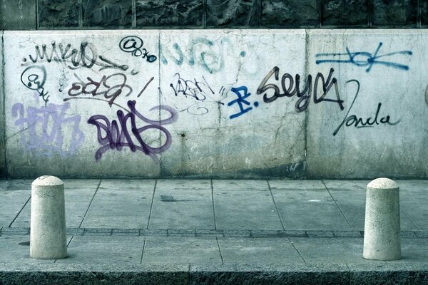 Schriftzug an der Wand. Wände malen