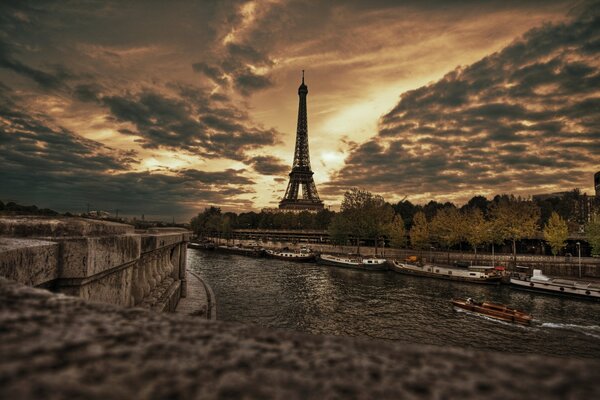 Promenade à Paris près de la tour Eiffel