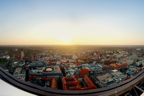 El amanecer desde el techo revela una vista panorámica de la ciudad . El sol sale del horizonte