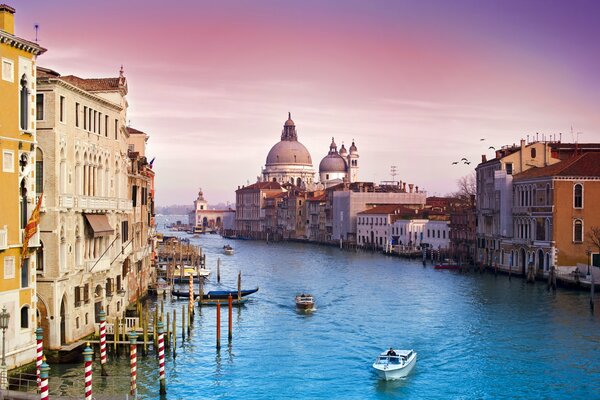 Venise sur un beau coucher de soleil violet