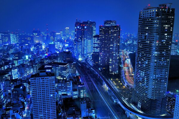 Edificios japoneses por la noche