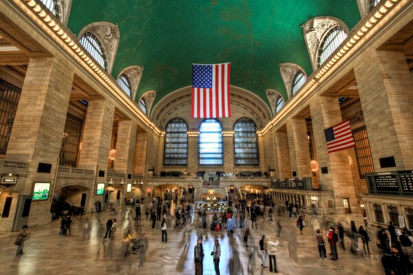 L interno della stazione centrale con molte persone