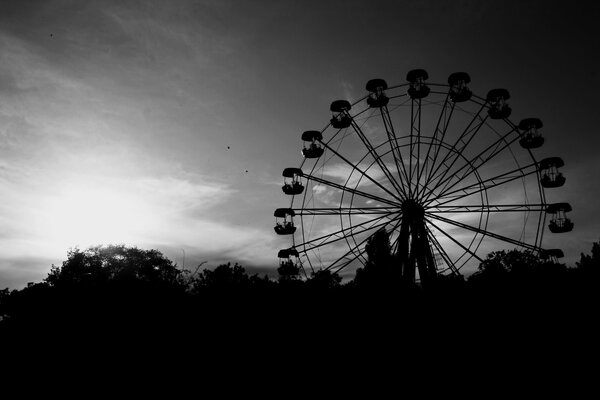 Black and white picture with a Ferris wheel