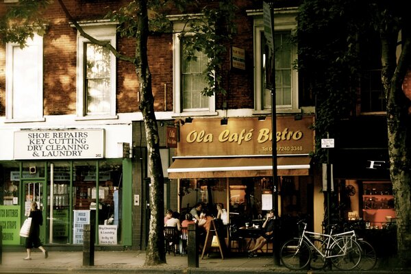 Angleterre. Londres. Café dans la rue