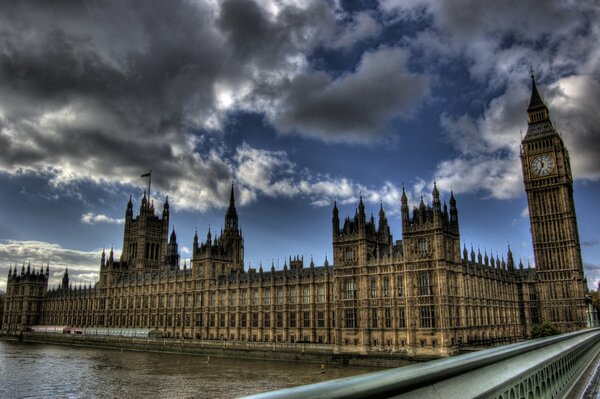 Nuvole temporalesche sul Big Ben