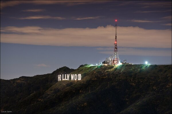 Un letrero de Hollywood que también es visible por la noche