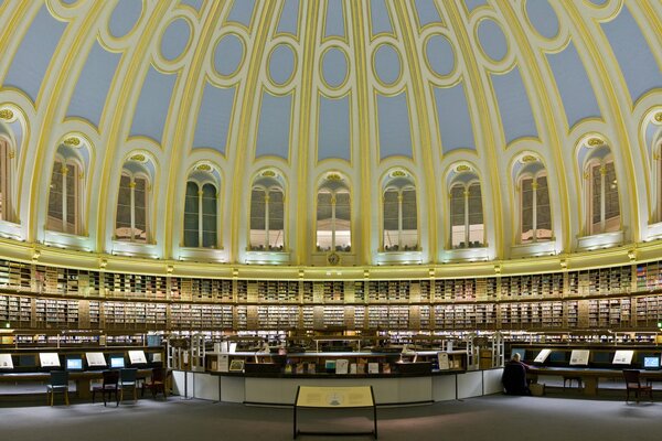 Panorama de la gran biblioteca en tonos dorados