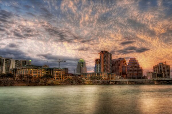 Tramonto e nuvole sul fiume ad Austin