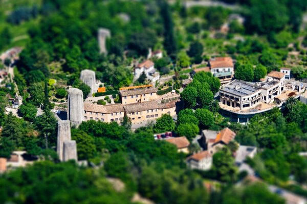 Insediamento europeo medievale immerso nel verde