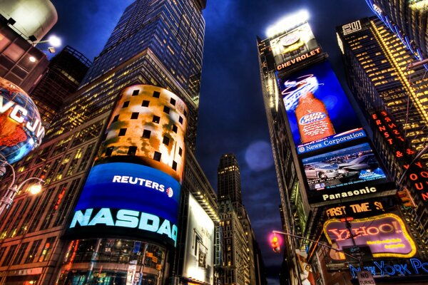 Schönes New York in der Nacht mit seinen Wolkenkratzern