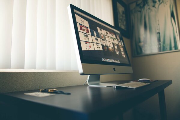 Moniteur Apple sur un bureau noir