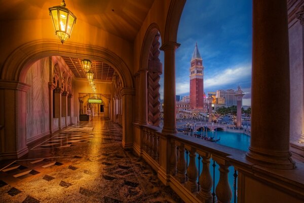 Couloir dans les lumières de Venise