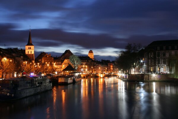 Magnifique rivière et les lumières en elle