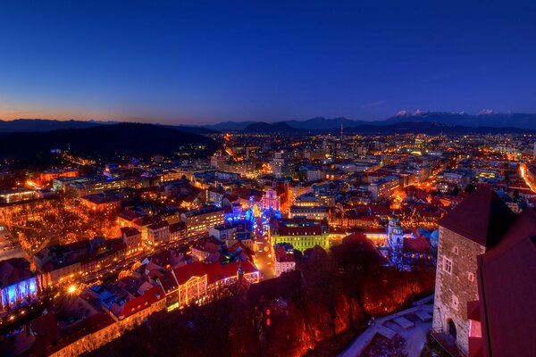 Blick auf die Nachtstadt aus dem Fenster einer mittelalterlichen Burg