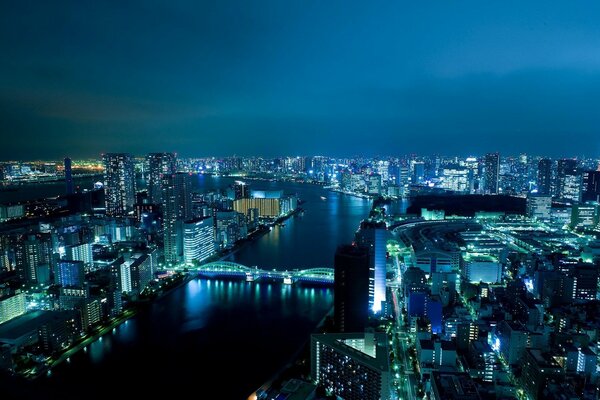 Japanische Nachtbrücke über dem Fluss