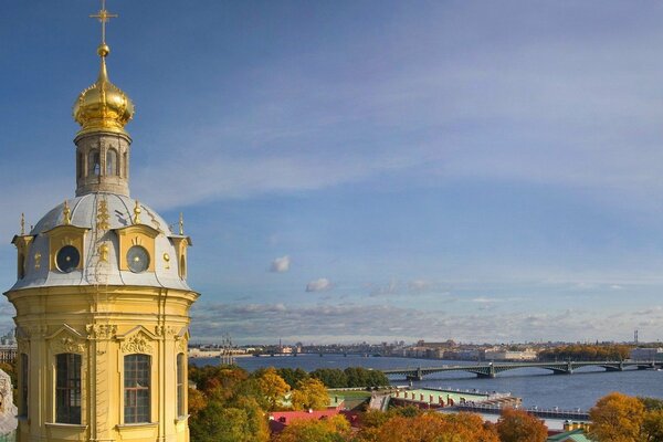 Vista de la torre de la iglesia y el puente en el otoño de San Petersburgo