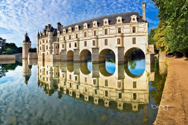 Reflexion des Gebäudes im Wasser