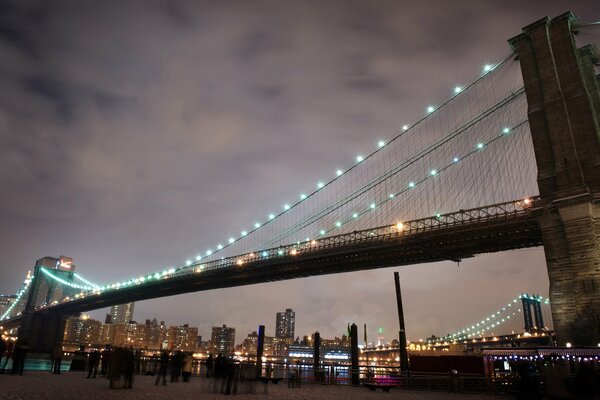 Die New Yorker Brücke in den Lichtern