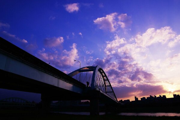 Moderno puente de hormigón armado sobre el río