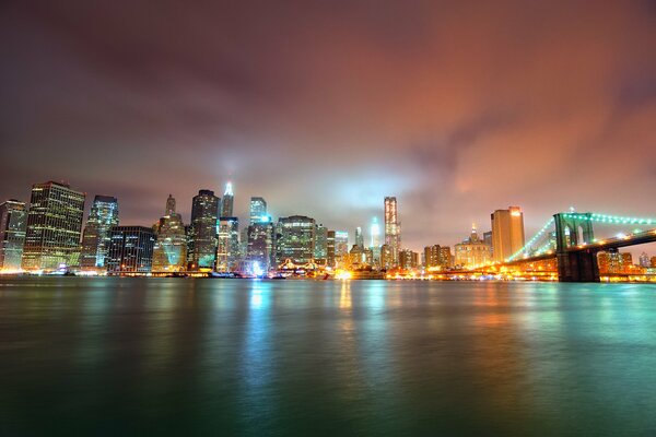 Les lumières de la ville illuminent les gratte-ciel