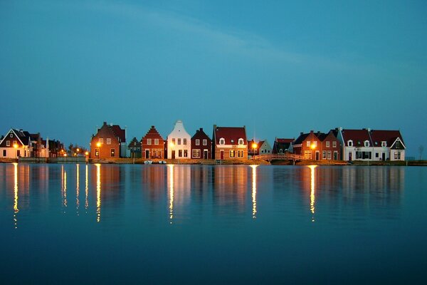 Réflexion des lumières des maisons dans l eau