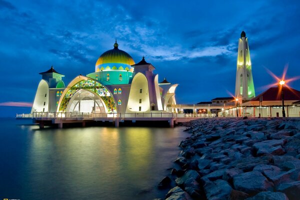 Moschea sulla spiaggia nei raggi del tramonto