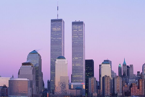 Tours jumelles à New York, fond violet