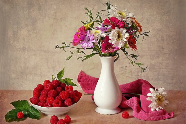 Ramo de flores en un jarrón con bayas