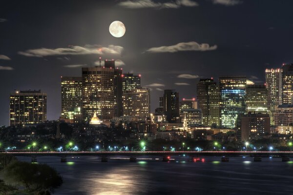 Lune brillante et belle ville de nuit