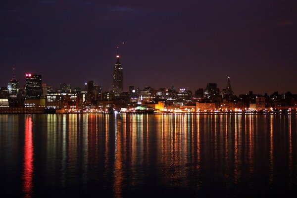 Reflejo de las luces de la gran ciudad en el mar