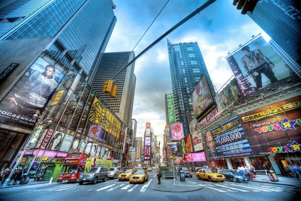 New York intersection gratte-ciel personnes machines