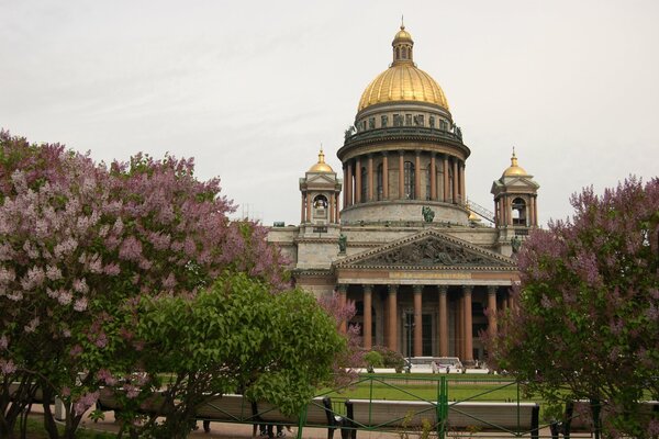 Vista de la catedral de San Isaac en primavera