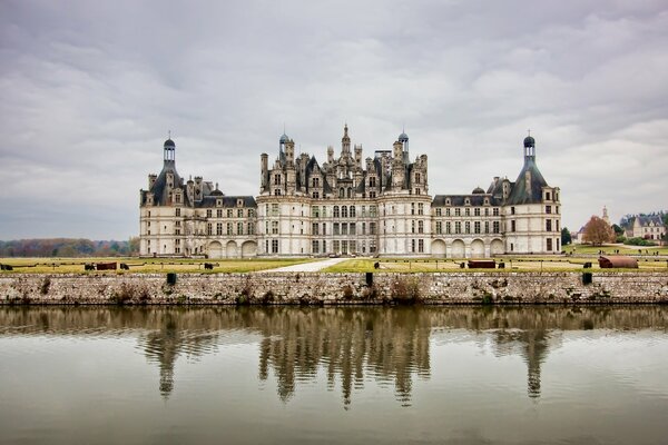 Château de France dans les nuages, le ciel dans l eau