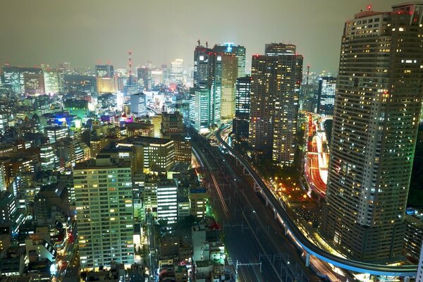 Edificios japoneses encienden luces