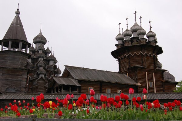 Altes Rus mit Blumen geschmückt