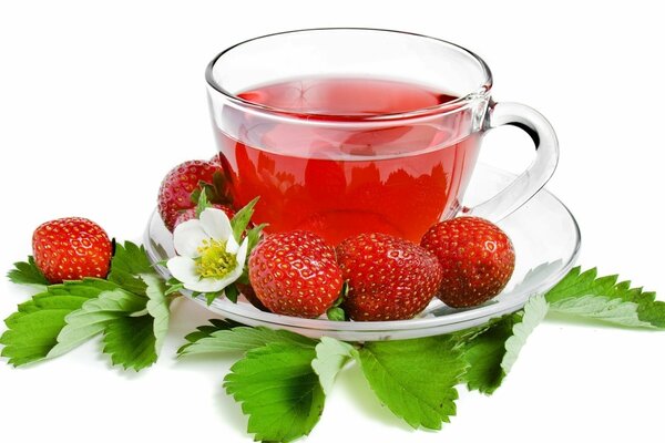 Té de fresa con hermosas hojas