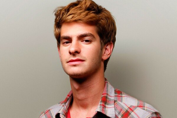 Andrew Garfield in una camicia a quadri