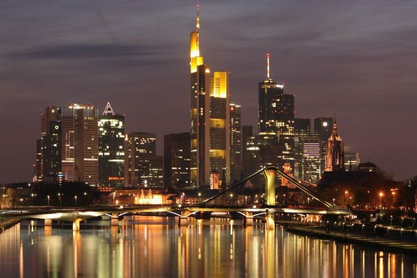 Luces de la noche en un Río en Alemania