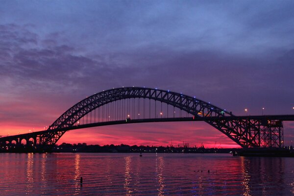 Schöner Blick auf den Sonnenuntergang über die beleuchtete Brücke in den USA