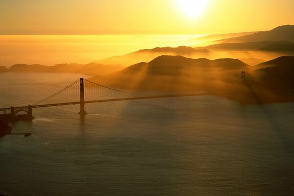 Pont de San Francisco au coucher du soleil