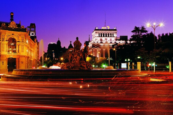 Plaza nocturna iluminada por todos lados