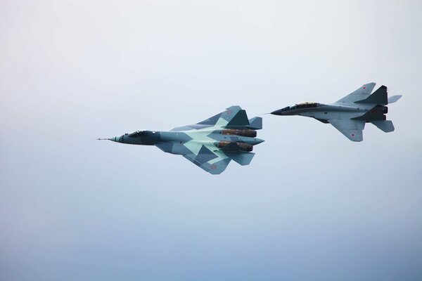 MIG-29m2 à côté du t-50 dans le ciel